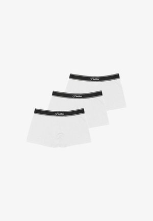 Weiße Boxer-Shorts im Dreierpack, ausgestattet mit einem einfarbigen schwarzen Bund, der kontrastierende weiße Streifen und bedruckte Markenlogos aufweist.