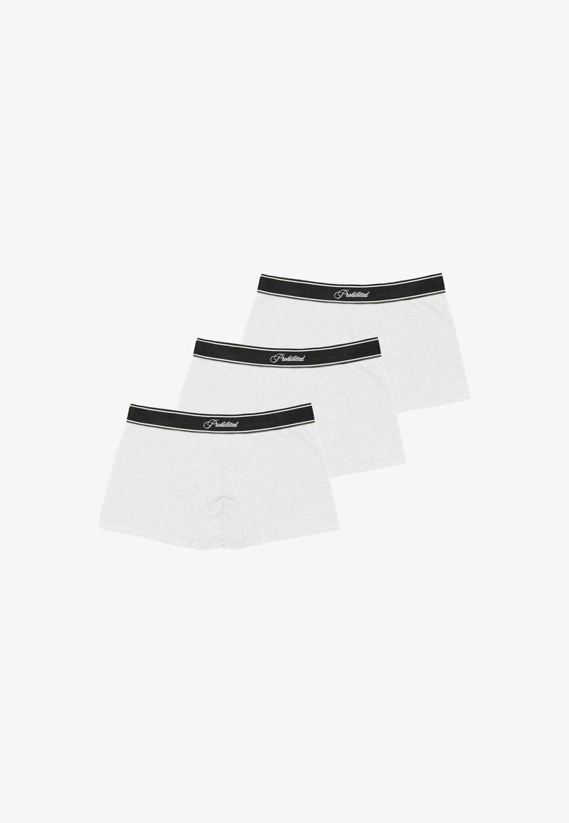 Caleçons boxers blancs en pack de trois, avec une ceinture noire unie ornée de rayures blanches contrastées et d'une marquage imprimé.