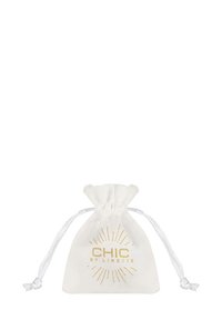 Weißer Stoffbeutel mit Kordelzug und goldener Schrift "CHIC BY LIRETTE" sowie einem strahlenden Liniendesign. Glatte Textur mit verstärktem Verschluss.