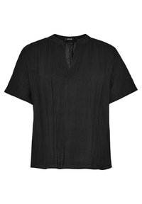 Blouse noire à manches courtes en tissu texturé avec un décolleté en V et une coupe loose. Présente des plis verticaux subtils le long de la surface.