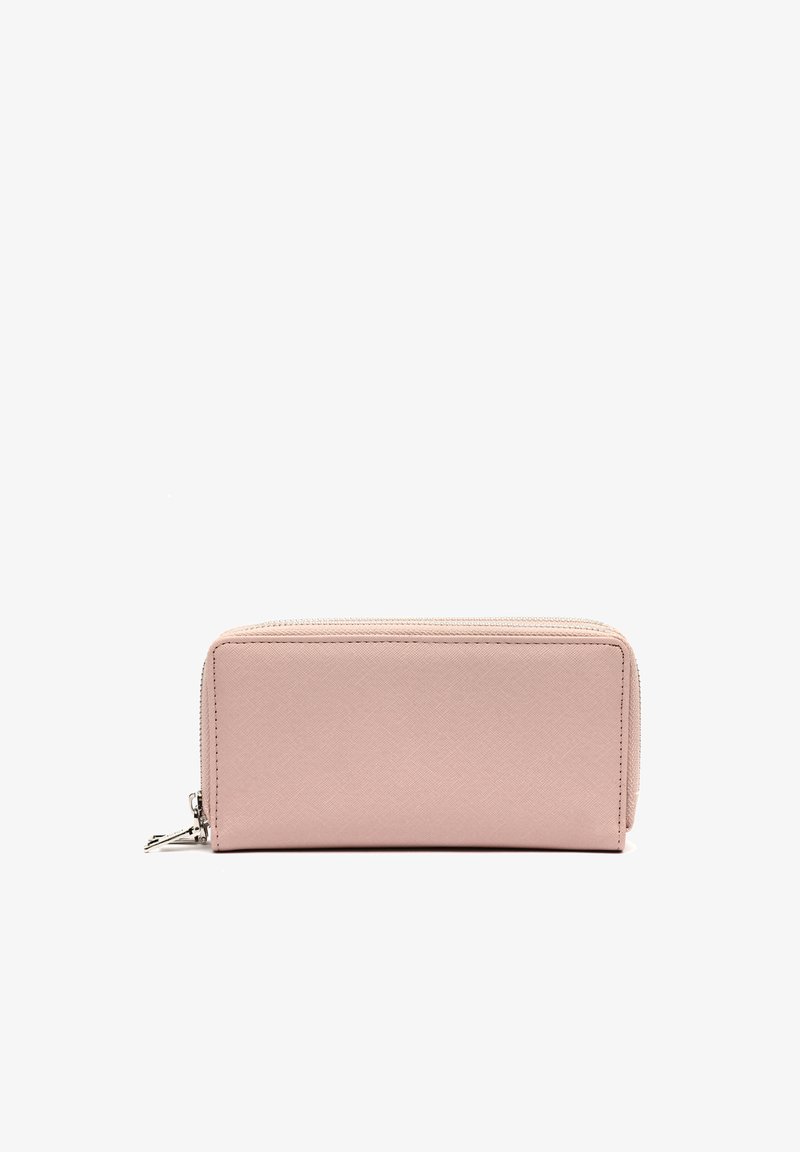 Portefeuille zippé rose clair en matériau synthétique texturé, avec une finition lisse, une forme rectangulaire et des accessoires en argent.