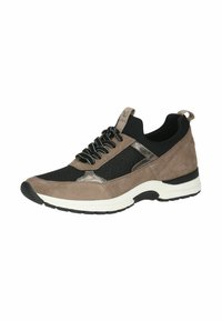 Sneaker con un mix di rete nera e camoscio marrone, con dettagli metallici, suola bianca imbottita e lacci neri. Dettagli della superficie testurizzata visibili.