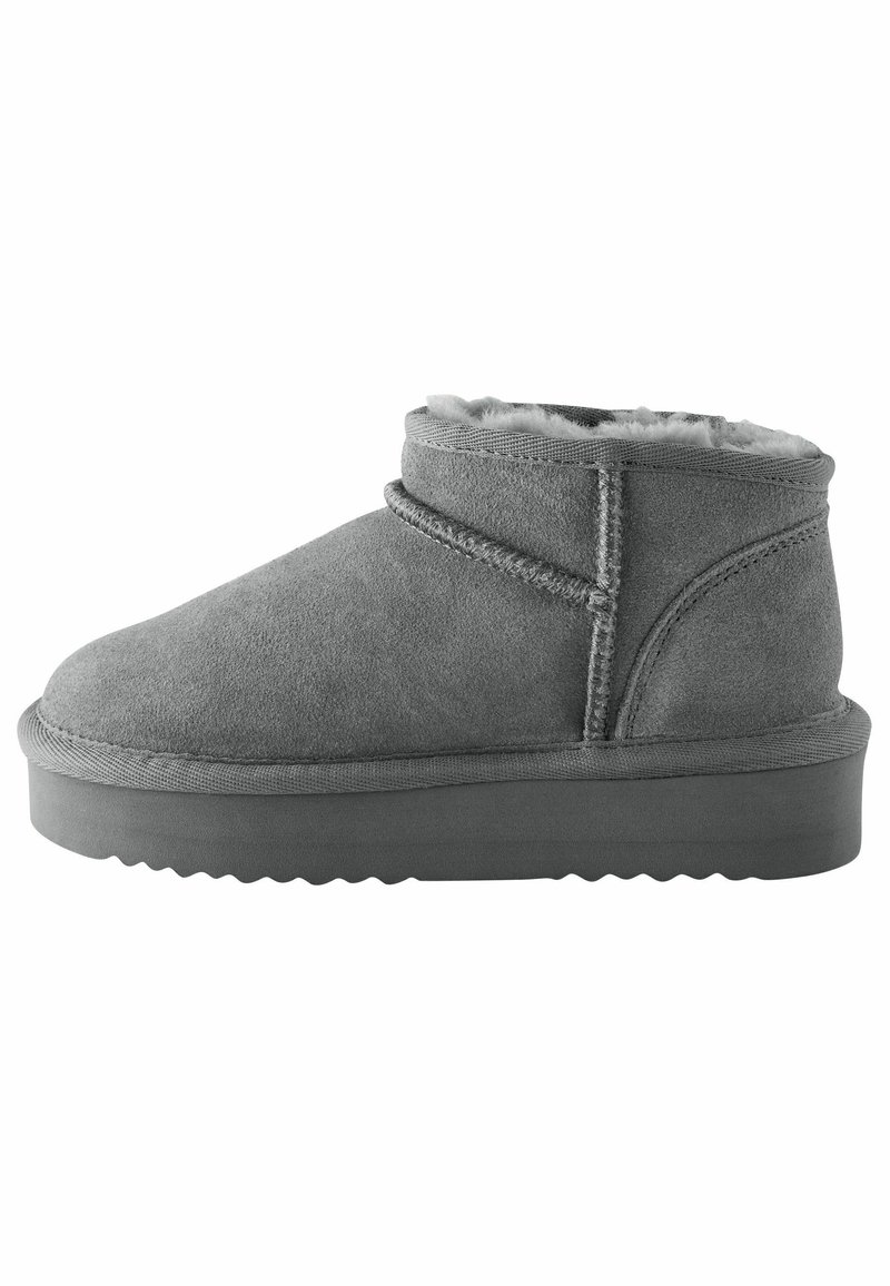 Grau Wildleder-Stiefeletten mit einem weichen, pelzigen Innenfutter, runder Zehenform und einer strukturierten Gummisohle mit sichtbarem Profil.