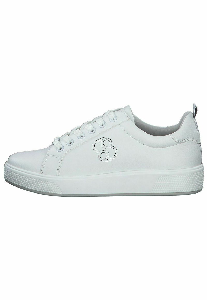 Sneaker bianca con tomaia in materiale sintetico liscio, punta rotonda, sei occhielli e suola in gomma texture. Caratterizzata da un sottile dettaglio del logo sul lato.