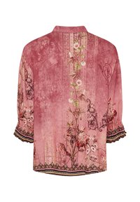 Langærmet pink bluse med blomstermønstre og intrikate vintyper, med flæser ved ærmerne og en lige nederkant.