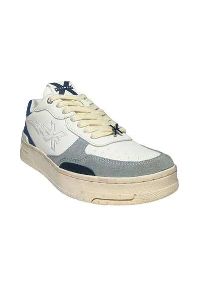 Weißer Sneaker mit marineblauen und grauen Wildlederakzenten, strukturiertem Zungenbereich und flachen Schnürsenkeln. Verfügt über eine weiße Sohle mit abgerundeten Kanten und dekorativen Nähten.
