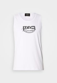 Witte mouwloze T-shirt van katoen, met een zwart grafisch druk van "MNG Paradise Disco Dancing Club" in een vet, gebogen lettertype.