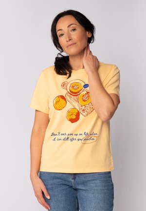 PEACHES - Print T-shirt - nispero