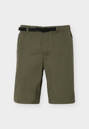 Olivengrønne knelang shorts med svart justerbart belte og elastisk midje, frontlommer og synlige sømmer.