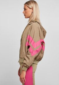 Urban Classics Tréningová bunda - khaki brightviolet