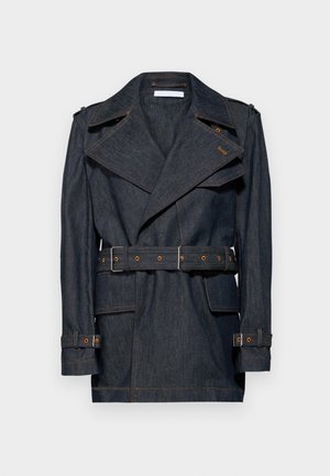 Manteau en denim avec des revers larges, des manches courtes et une taille ceinturée. Présente des coutures contrastées et de grandes poches avant.