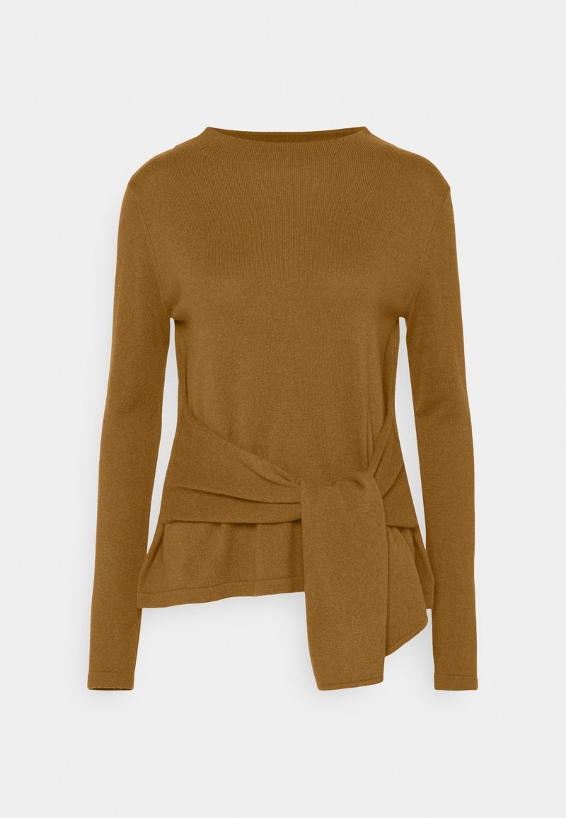 Pull tricot marron à manches longues avec col rond et un détail asymétrique noué à la taille, présenté sur un fond clair uni.