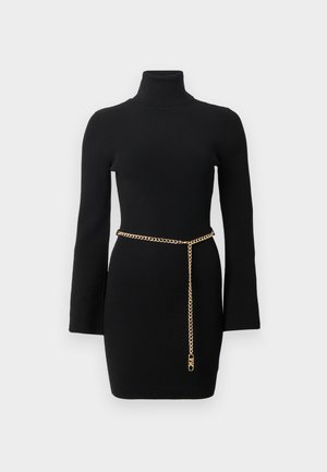 Μαύρο ριχτό φόρεμα με μακριά μανίκια και ψηλή λαιμόκοψη, που διαθέτει μια χρυσή ζώνη αλυσίδας στη μέση για πρόσθετη λεπτομέρεια.