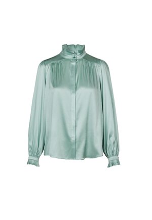 Mintgroene satijnen blouse met een gerimpelde kraag en lange mouwen. Heeft een knoopsluiting aan de voorkant en geplooide details bij de schouders en mouwen.