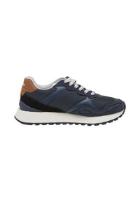 Ανδρικό sneaker χαμηλού προφίλ με ναυτικό μπλε και μαύρα πάνελ, λευκά κορδόνια, καφέ λεπτομέρεια στη φτέρνα και λευκή ενδιάμεση σόλα με μαύρη εξωτερική σόλα.