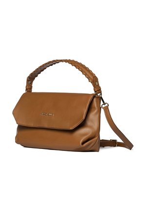 Sac à main en cuir marron avec anse tressée sur le dessus, fermeture à rabat et bandoulière amovible, avec un petit logo métallique à l'avant.