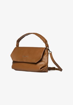Sac à main en cuir marron avec anse tressée sur le dessus, fermeture à rabat et bandoulière amovible, avec un petit logo métallique à l'avant.