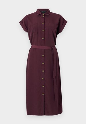 Burgunderfarbenes Hemdkleid mit kurzen, umgeschlagenen Ärmeln, zwei vorderen Taschen, einem Stoffgürtel und gerader Form. Aus einem strukturierten Material gefertigt.