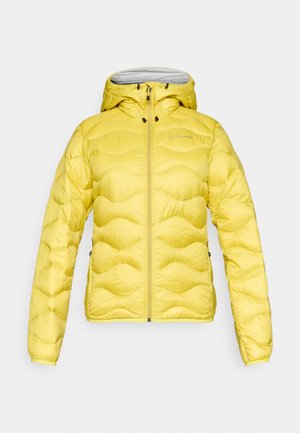 Gul, fyldig jakke med lynlås foran, hætte og quiltet design med buede sømme. Glat tekstur med sidelommer og justerbare detaljer.