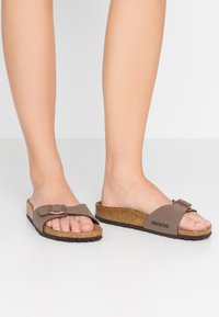 Birkenstock - MADRID BFBC NARROW - Tohvelit - brown Pienoiskuva 1