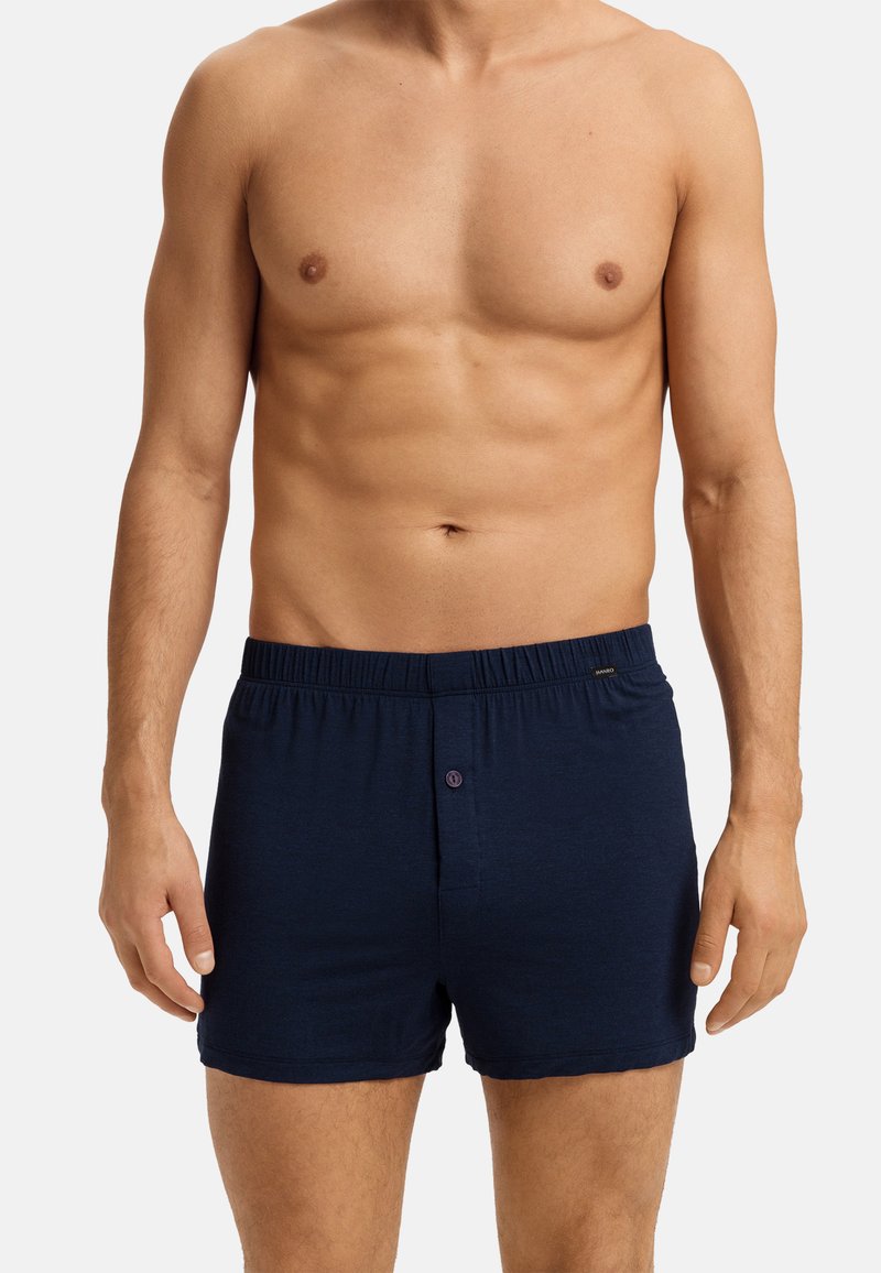 Boxer in cotone blu navy con cintura elastica, dotati di chiusura con bottone frontale e superficie liscia e morbida. Design semplice, senza motivi.
