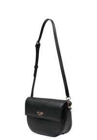 Borsa a tracolla in pelle nera con design strutturato, chiusura a pattina magnetica, tracolla regolabile e finiture in ottone dorato.