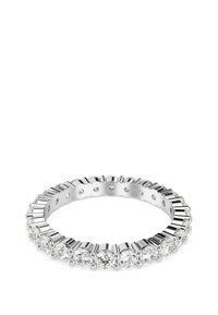 Srebrny pierścień wieczności z okrągłymi i bagietkowymi, przezroczystymi kamieniami, równomiernie rozmieszczonymi, o gładkim wykończeniu i okrągłym kształcie.