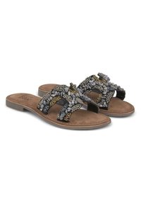 Geweven slidesandalen met een grijs-zwart kleurenschema, met een gestructureerde voetbed en decoratieve kralen op de banden.