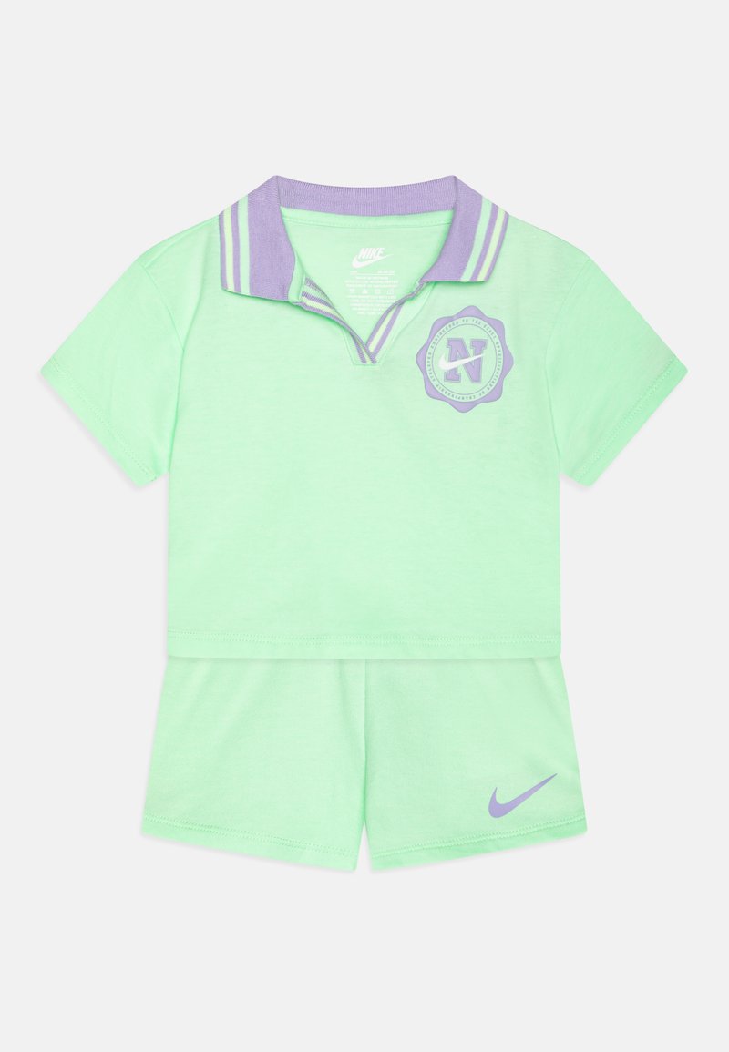 Nike Sportswear PREP IN YOUR STEP SET Tshirt print vapor green