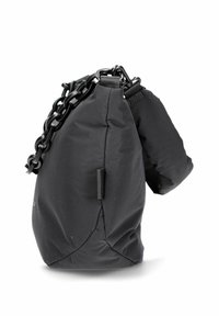 Sac à main en tissu noir avec un design matelassé et moelleux, doté d'une épaisse bandoulière chaîne noire et d'une petite poignée. Texture lisse.