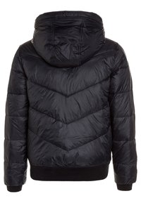 Sort dunjakke med hætte, der har chevron-syning, en glat tekstur og ribbekanter. Bagfra vises ingen yderligere detaljer.