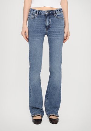 Ljusblå denimbyxor med utsvängda ben, med medelhög midja, fem fickor och subtila urtvättningar. Har detaljerad sömnad och en klassisk design.