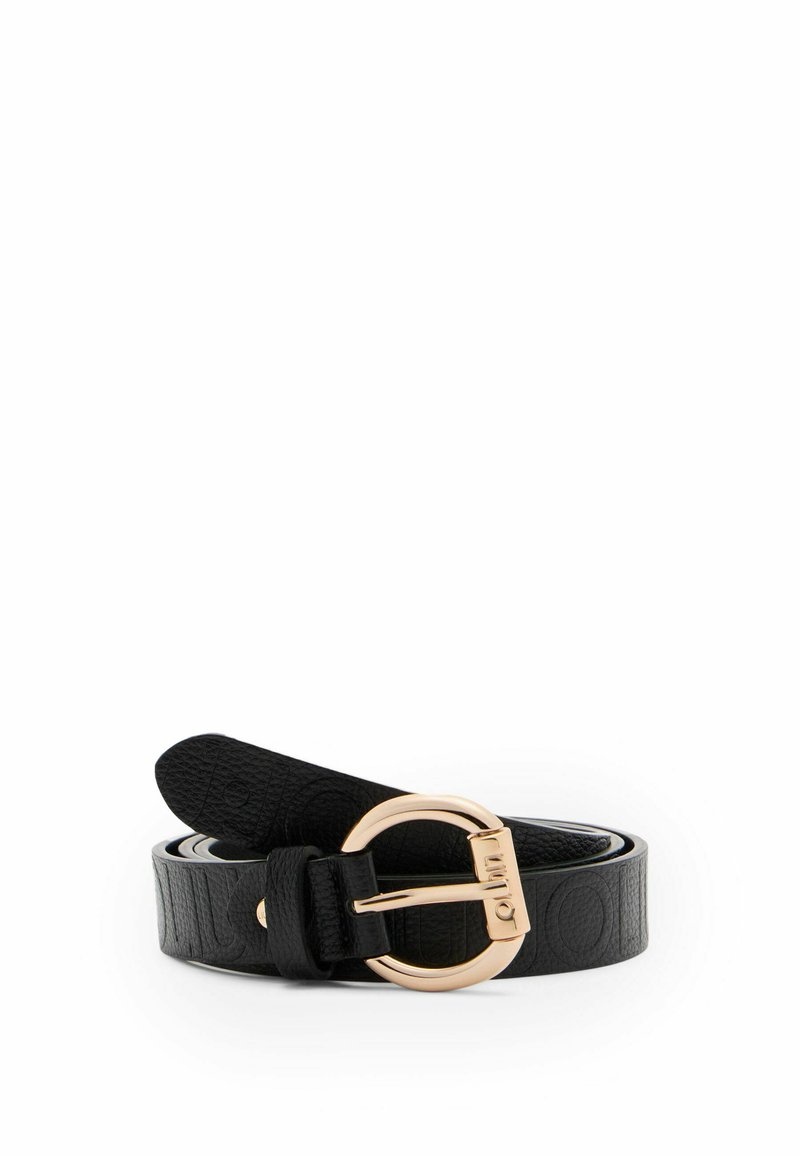 Zwarte leren riem met een gestructureerde afwerking, voorzien van een gouden ronde gespsluiting en een gladde binnenvoering. Accenten met een logo op de gesp.