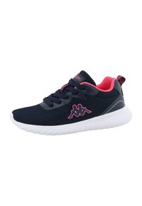 Blauer Netzsportschuh mit pinken Akzenten, ausgestattet mit einer runden weißen Sohle und schwarzen Schnürsenkeln. Logo auf der Außenseite des Schuhs angebracht.