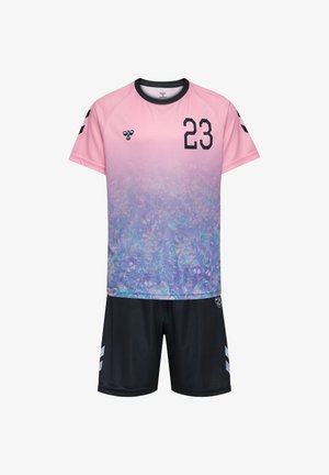 Pink og lilla gradient kortærmet sportsjersey med nummer 23 og sorte shorts med hvide chevron-detaljer på siderne.