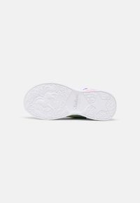 Talpa de adidași pentru copii cu design schelet, din cauciuc alb texturat cu un model de prindere. Caracterizată prin stele și un design cu personaje de desene animate pentru un detaliu suplimentar.