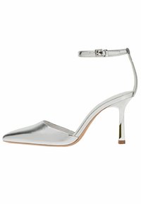 Stříbrná lodička s špičatou špičkou a kotníkovým páskem se sponou, štíhlý jehlový podpatek a hladký metalický povrch.