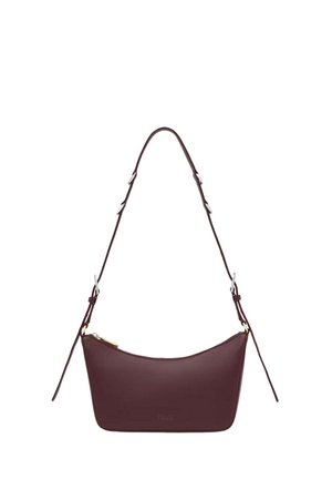 Bolso de hombro pequeño de cuero rojo oscuro con correa ajustable y cierre de cremallera dorada.