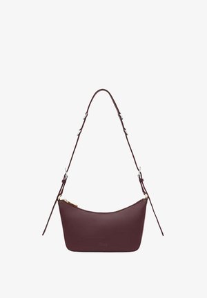 Bolso de hombro pequeño de cuero rojo oscuro con correa ajustable y cierre de cremallera dorada.