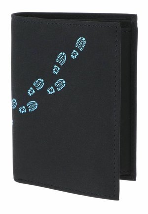 Portefeuille noir bifold avec motif diagonal d'empreinte de botte bleu clair sur la couverture avant, montrant le bord plié et les coutures cousues.