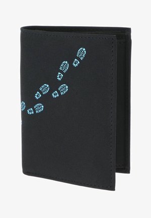 Portefeuille noir bifold avec motif diagonal d'empreinte de botte bleu clair sur la couverture avant, montrant le bord plié et les coutures cousues.
