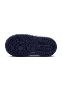 Suola di sneaker in gomma blu navy con motivi di battistrada circolari e lineari, un punto di pivot centrale circolare e bordi testurizzati per una presa migliore.