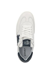 Weiße Leder-Sneaker mit blauen Akzenten, strukturiertem Seitendetail, flachen Schnürsenkeln und einem Logo-Patch auf der Zunge. Die Sohle besteht aus Gummi.