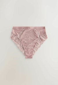 Blushfarbene Panties mit Spitzenbesatz, die eine glatte satinähnliche Oberfläche aufweisen und mit Blumenmustern sowie gewellten Kanten entlang der Beine und des Taillenbundes verziert sind.