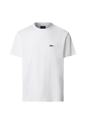 Witte T-shirt met korte mouwen en ronde hals, met een klein borstzakje en een zwart label op het zakje, tegen een effen witte achtergrond.