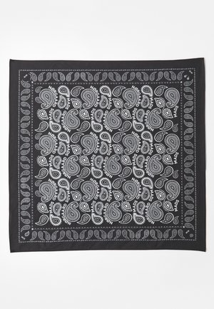 Juodas bandanas su baltais paisley raštais ir tekstu "Nørgaard", turintis dekoratyvinį borderį. Pagamintas iš minkštos medžiagos su lygiu paviršiumi.