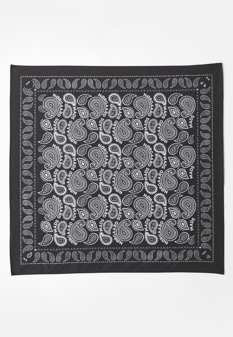 Sort bandana med hvide paisley-mønstre og teksten "Nørgaard", med en dekorativ kant. Fremstillet af blødt stof med en glat tekstur.
