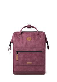 Lila synthetische Rucksack mit strukturierter Oberfl�äche, oberem Griff, vorderer Reißverschlusstasche, Leder-Logo-Patch und kontrastierendem dunklerem Bodenpanel.