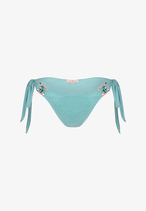 Bas de bikini bleu clair en matériau scintillant, doté de liens ajustables et d'accents décoratifs avec des pierres bleues sur les côtés.