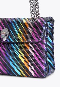 Tkany torebka z wzorem diagonalnym w wielokolorowych, żywych odcieniach niebieskiego, fioletowego, pomarańczowego i różowego. Srebrny łańcuszek jako pasek i ozdobne elementy.